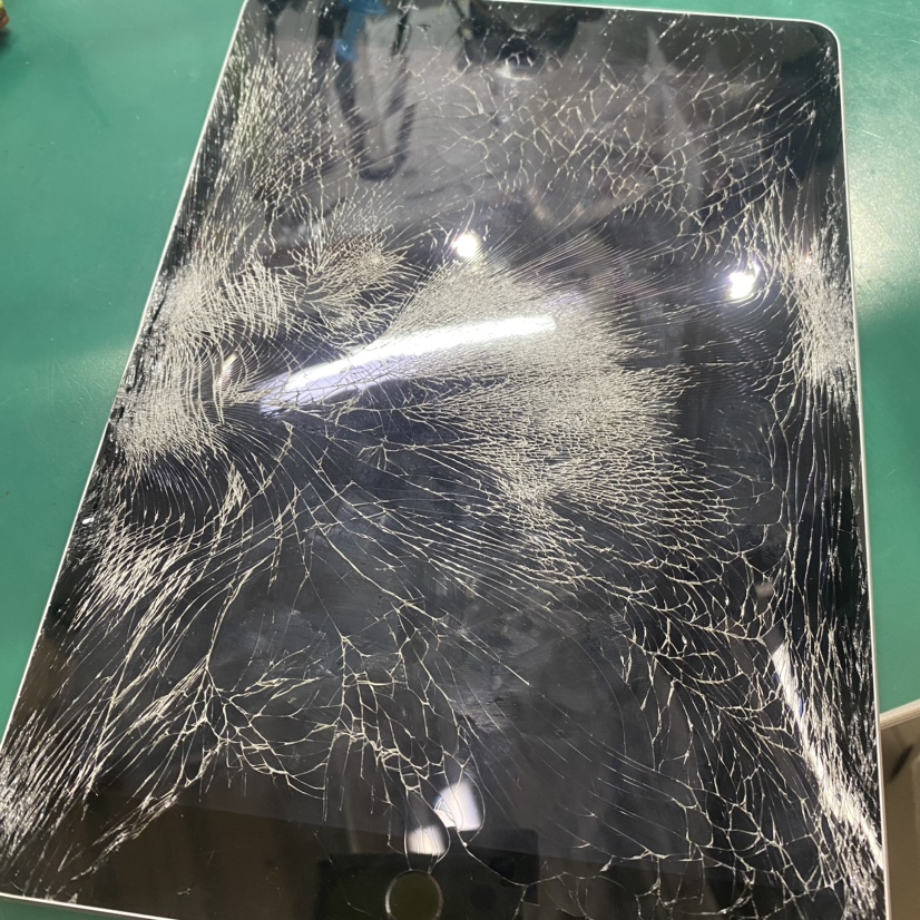 iPad9（アイパッド９）の画面交換、ガラス交換は【スマホ修理工房池袋P'パルコ店】で対応♪