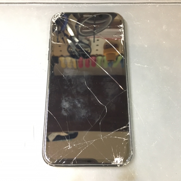 液晶パネルが割れて映らなくなったiPhoneXR（アイフォン）の画面修理を行いました！