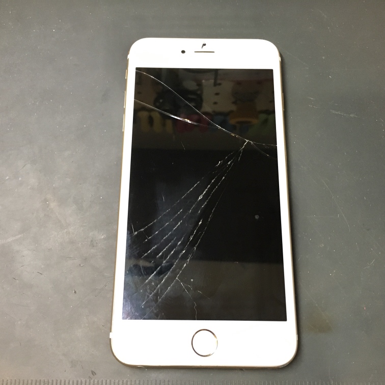 ひび割れて見づらくなったiPhone７（アイフォン）の画面修理を行いました！スマホ修理工房なんばウォーク店