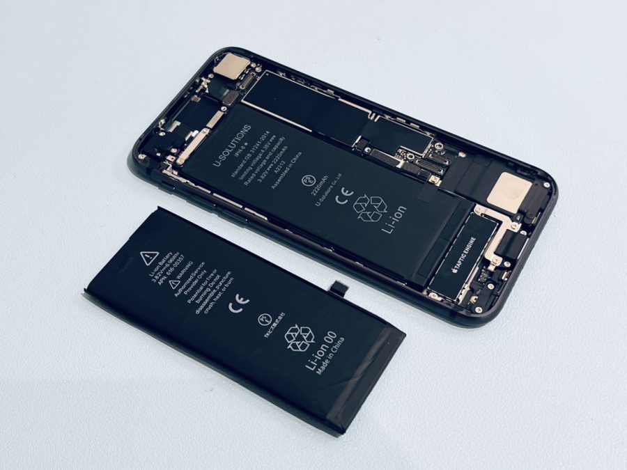 画面が浮いている？iPhone8(アイフォン)バッテリー膨張の交換ならスマホ修理工房水戸オーパ店にお越しください！