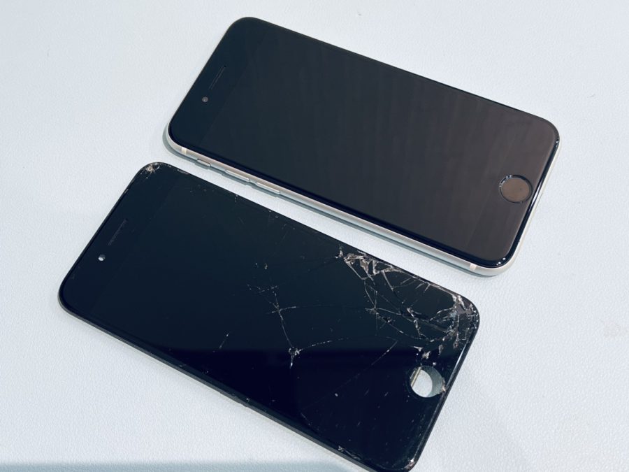ガラスがバキバキに割れたiPhoneSE第二世代(アイフォン)の画面交換はスマホ修理工房水戸オーパ店にお越しください！