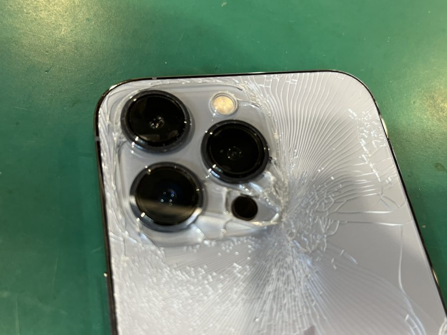 iPhone13Pro(アイフォン)の背面ガラス割れも！スマホ修理工房ペリエ千葉店でまるごと修理♪