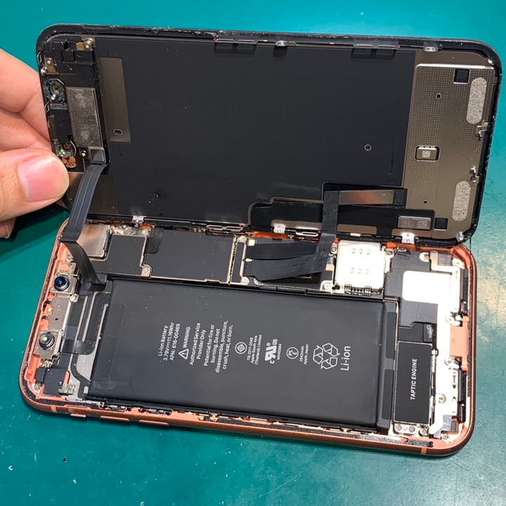 データはそのまま修理が可能、ご不安なら当店へ！iPhone11（アイフォン）画面交換修理