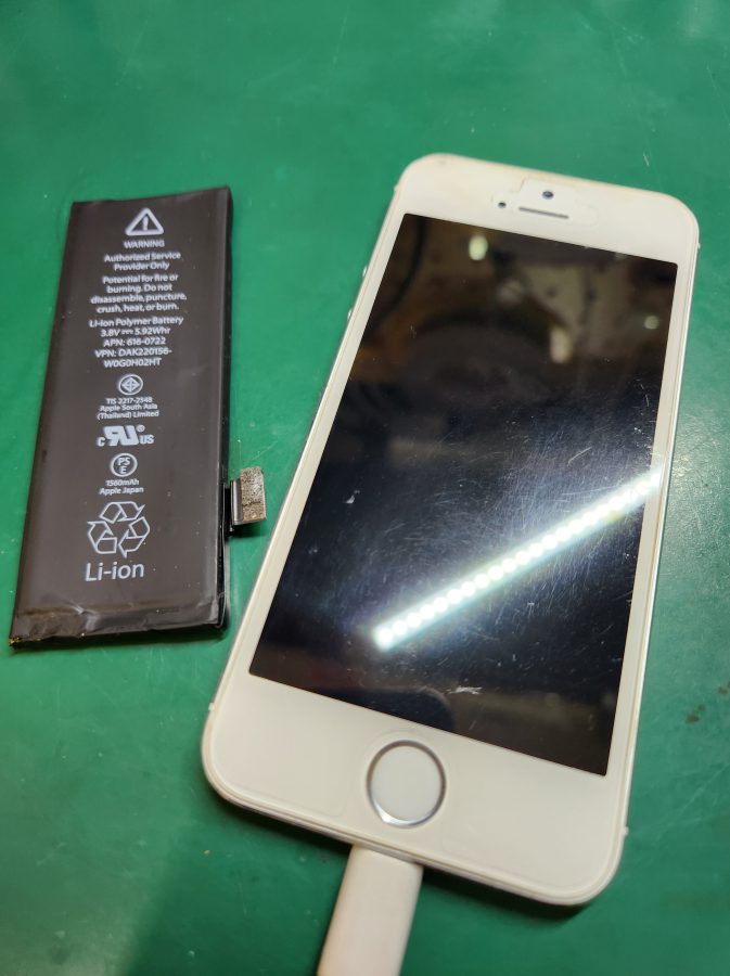 古い端末でも大丈夫！iPhone 5S(アイフォン)のバッテリー交換を行いました！