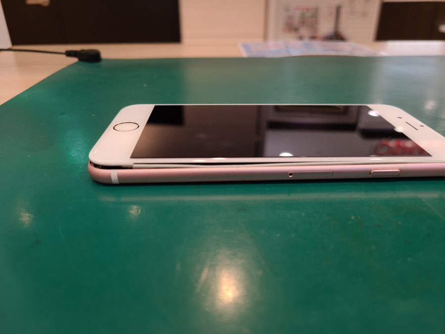 iPhone6S(アイフォン)のバッテリー膨張はJR千葉駅から改札出てスグのスマホ修理工房ペリエ千葉店へ!