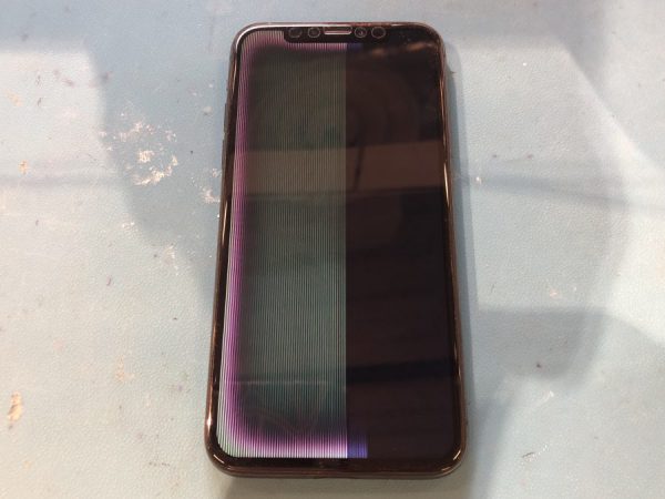 画面の破損で液晶が紫・緑・白・黒に変色したiPhoneX（アイフォン）もスマホ修理工房渋谷店へ！