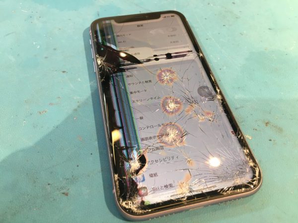 階段から落っこちたiPhone11（アイフォン）の液晶画面がバキバキに…。スマホ修理工房渋谷店ならこんな状態からでも直せる