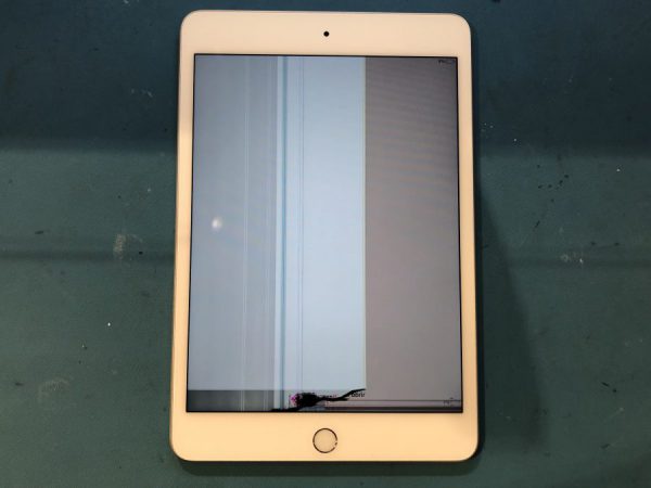 iPadmini5（アイパッドミニ第5世代）の液晶画面に線が入って何も見えない… スマホ修理工房渋谷店で液晶画面を交換！