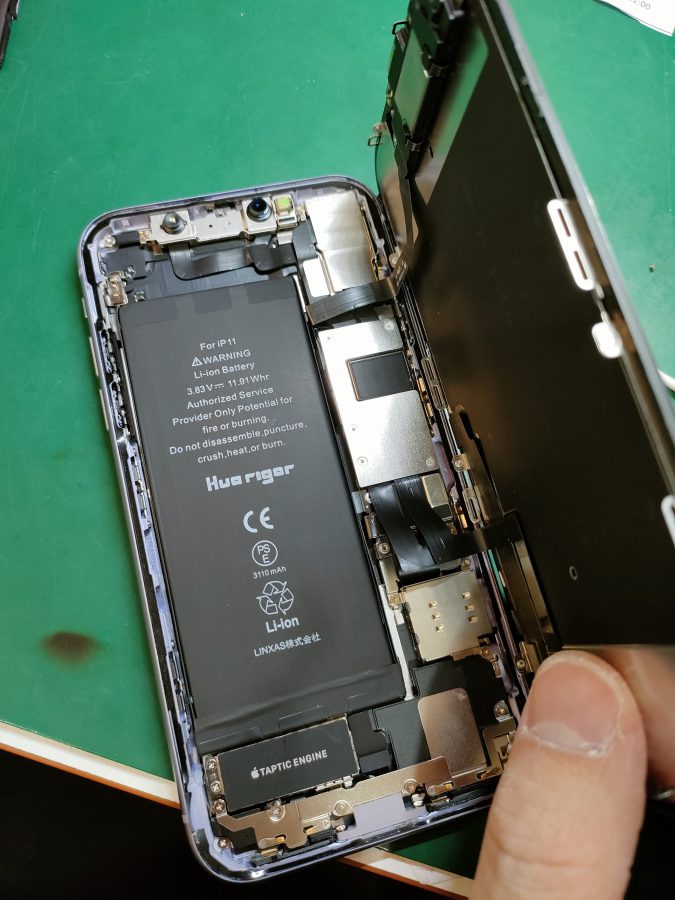 何もしてなくても電池がみるみる減っていくiPhone 11(アイフォン)のバッテリー交換を行いました！