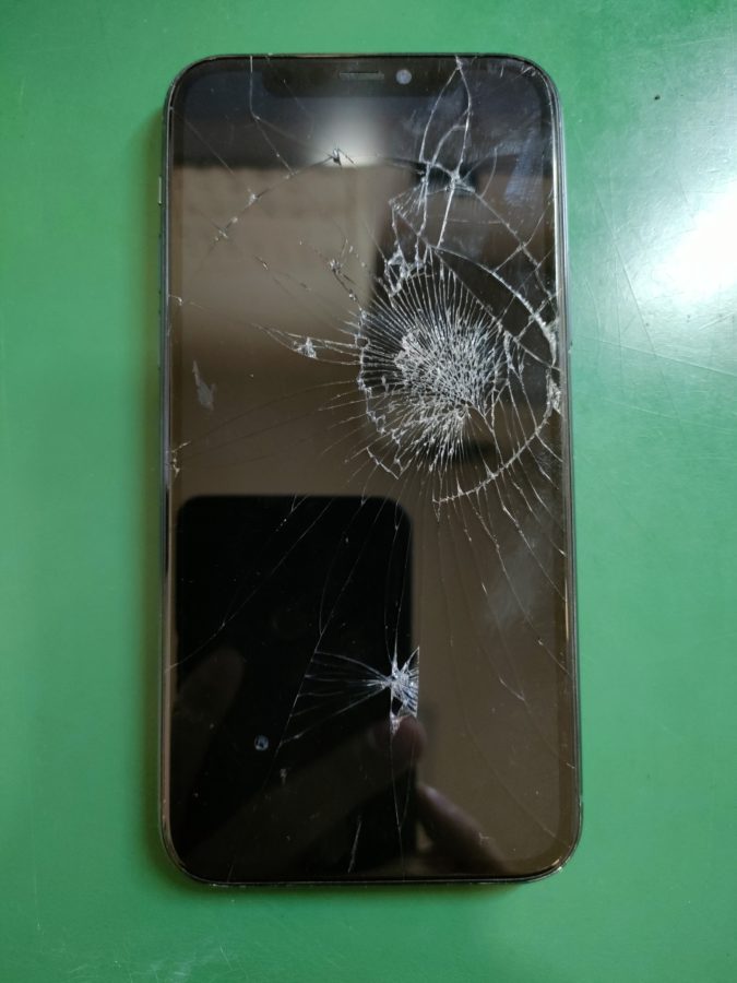 重度な打痕跡が...。iPhone 11 Pro(アイフォン)のフロントパネル交換を行いました！