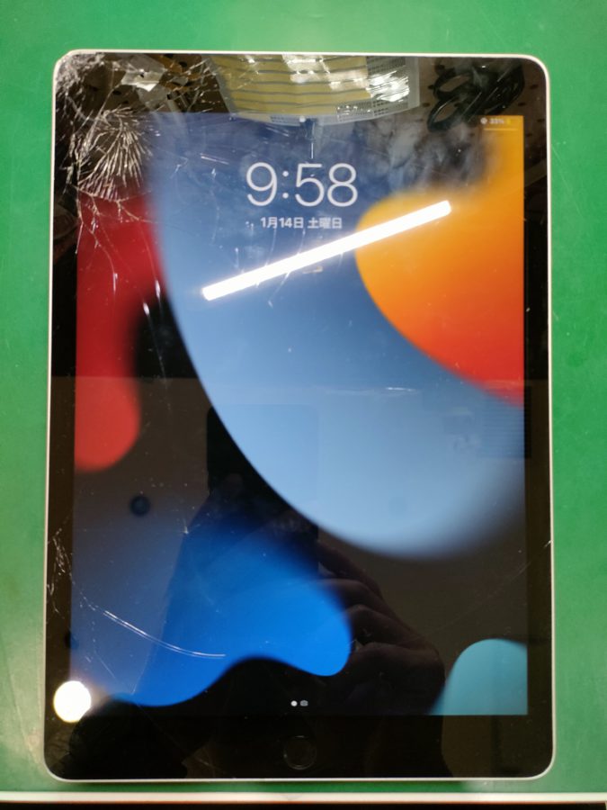 画面に穴が開いてしまったiPad 第9世代のフロントガラス交換を行いました！