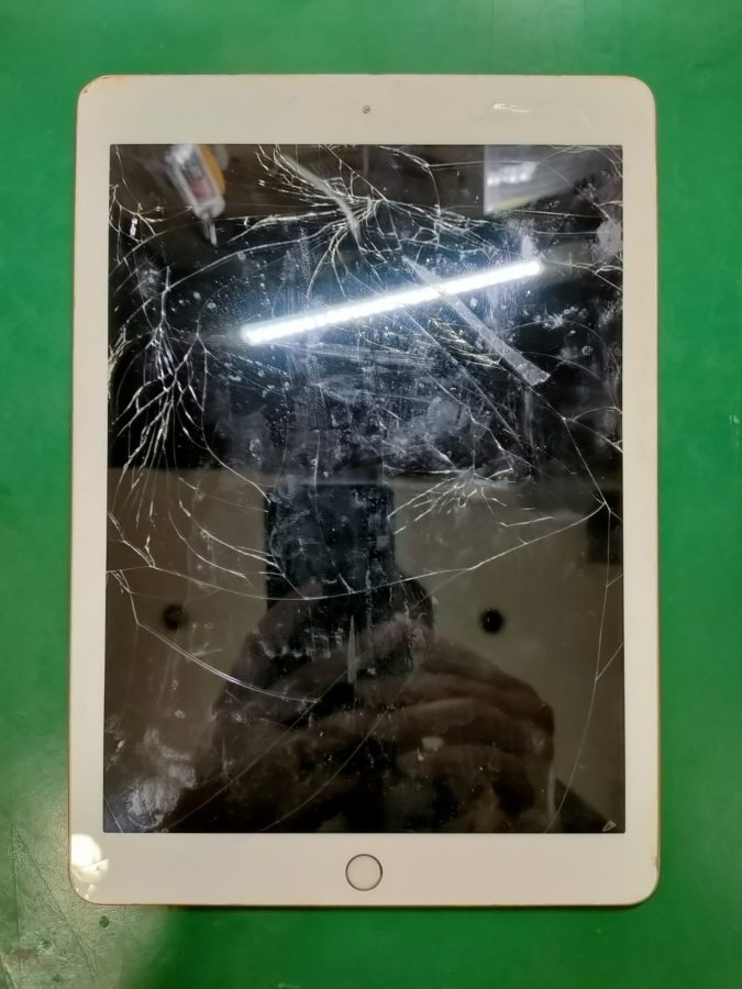 今にもガラスが飛び散りそうな状態のiPad 第5世代（アイパッド）のフロントパネル修理を行いました！