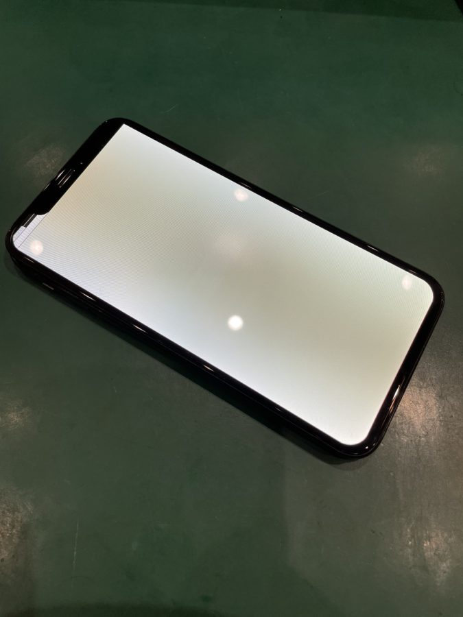 画面が真っ白になったiPhoneXS(アイフォンXS)も、【スマホ修理工房池袋P‘パルコ店】へ！