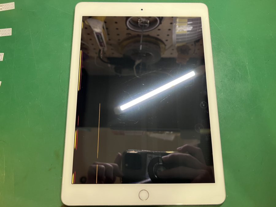 一部しか画面が映らないiPad Air 第2世代（アイパッド）の画面交換を行いました！