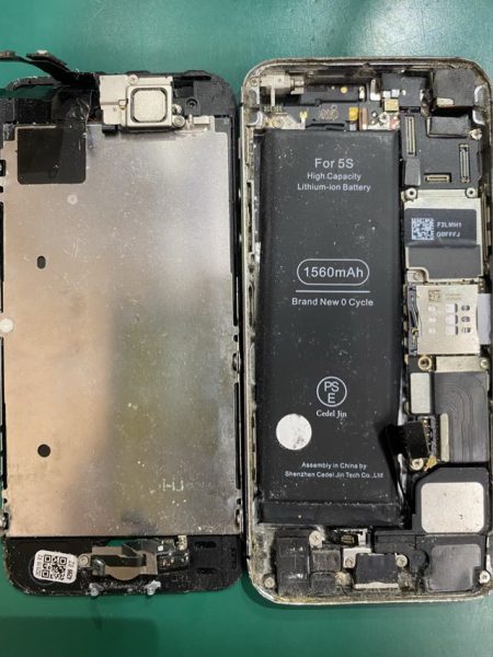 iPhone5Sの内部はホコリの巣窟･･･クリーニングしてあげませんか？【スマホ修理工房池袋P‘パルコ店】