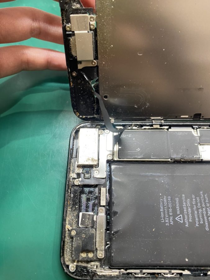 お手持ちのiPhone（アイフォン）の内部はここまで汚れているかも！？【スマホ修理工房池袋P'パルコ店】