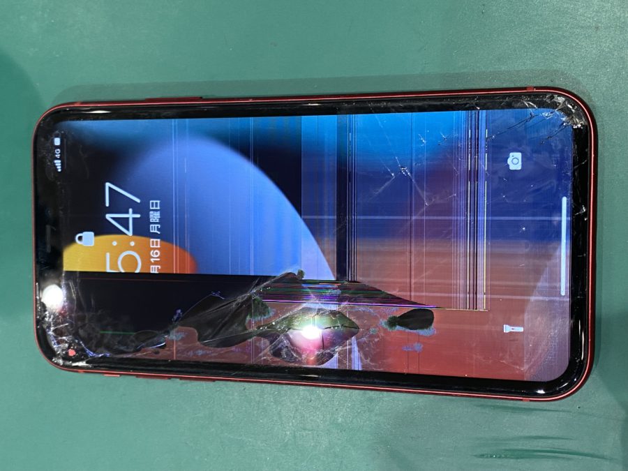 画面がまともに映らないiPhone11(アイフォンイレブン)データを残して修理が可能です!