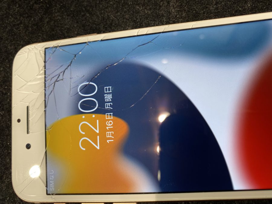 落として割れてしまったiPhone8(アイフォンエイト)若林区からお持ち込み頂きました!