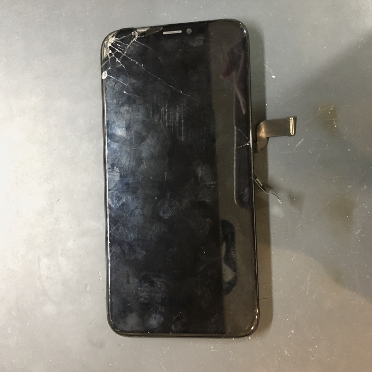 割れてタッチ操作が出来なくなったiPhoneX（アイフォン）の画面修理を行いました！