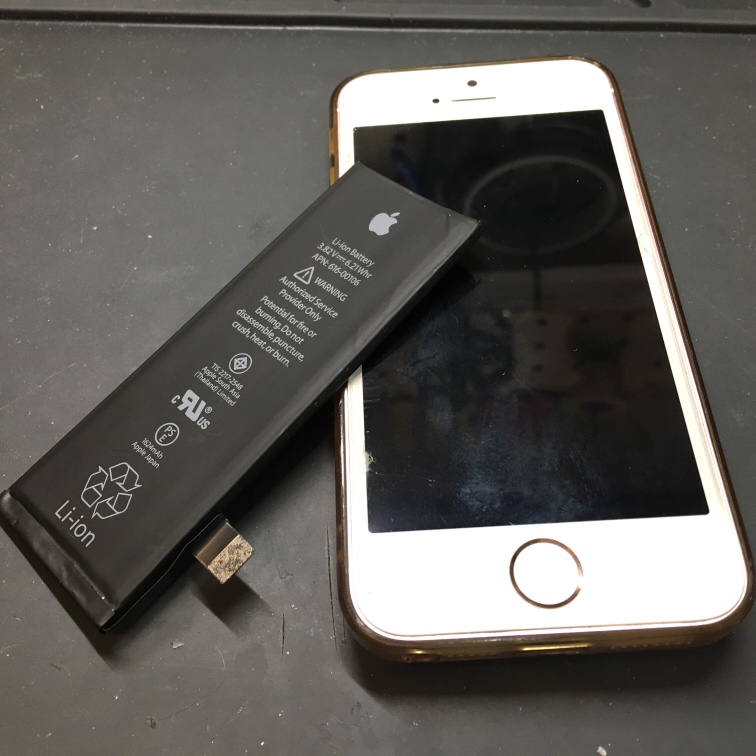 iPhone SE 第1世代（アイフォン）のバッテリー交換を行いました！スマホ修理工房なんばウォーク店なら即日修理可能です