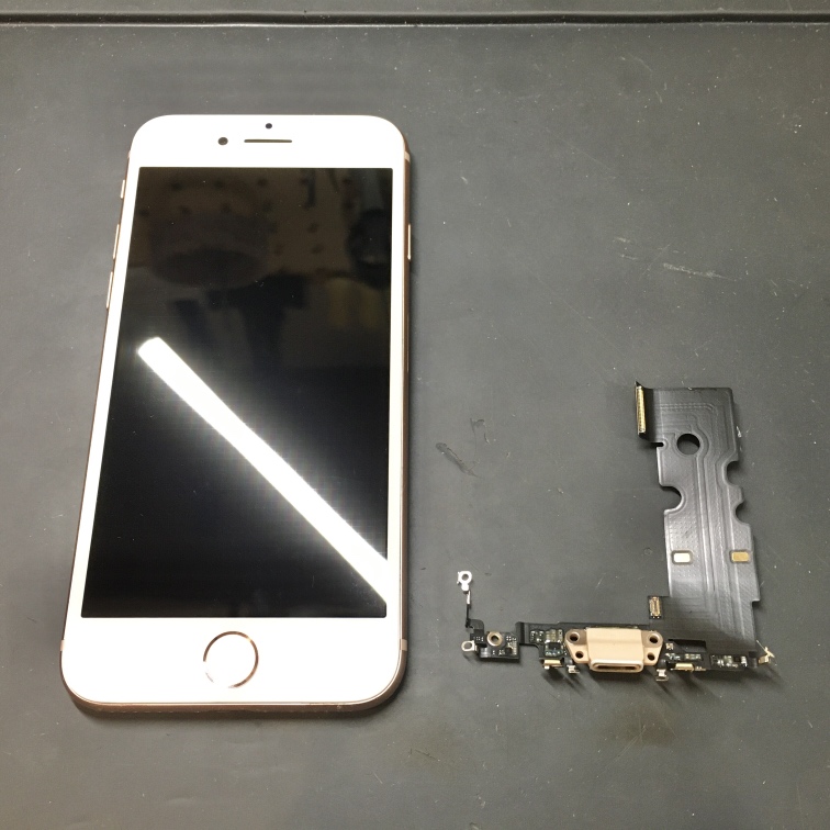 充電コネクタの反応が悪いiPhone 8（アイフォン）の修理を行いました！