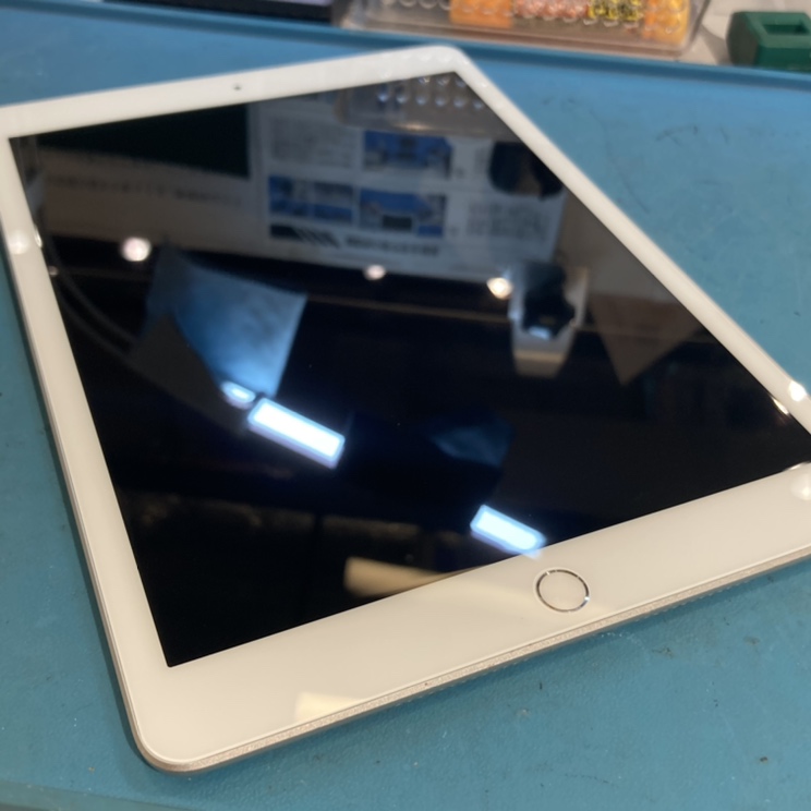 画面にヒビが入ってしまったiPad7（アイパッド第7世代）は割れが広がる前にスマホ修理工房渋谷店で直しましょ！(#^.^#
