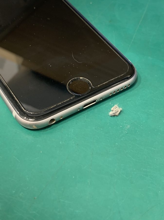 充電の不具合もすぐ解決します！iPhone7（アイフォン）充電コネクタ修理（クリーニング作業）