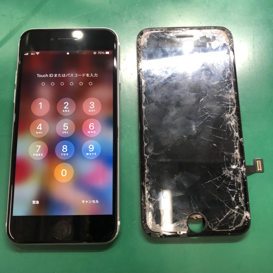 バキバキに割れてしまったiPhone SE2（SE第2世代）も、最短即日・データそのままで修理できます！！【池袋P'パルコ本店】