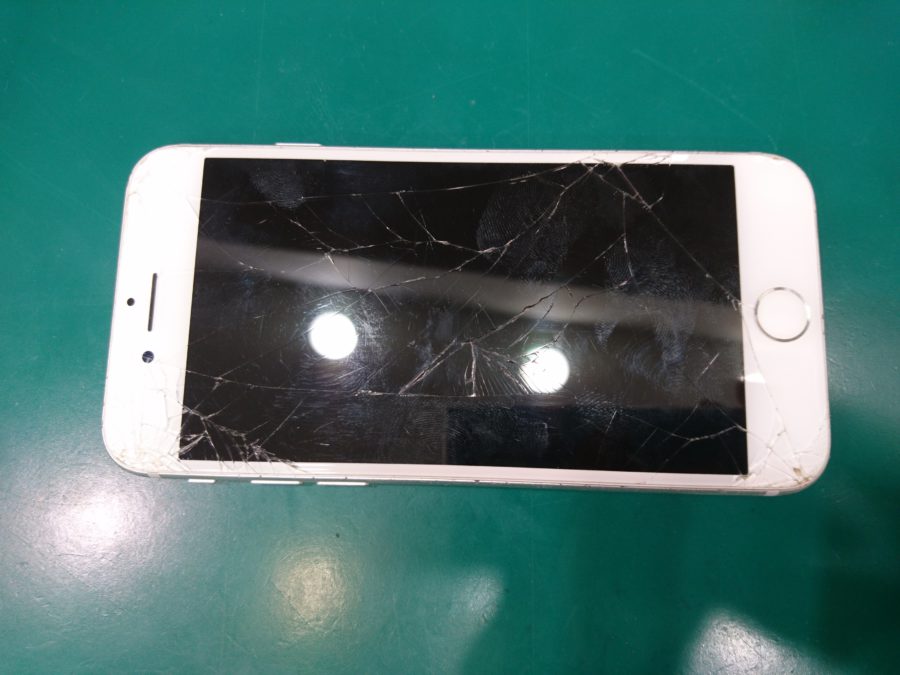 茅ヶ崎市からお越しのお客様より、落として割れたiPhone6s(アイフォン6S)の画面割れ修理を行いました。テラスモール湘南店