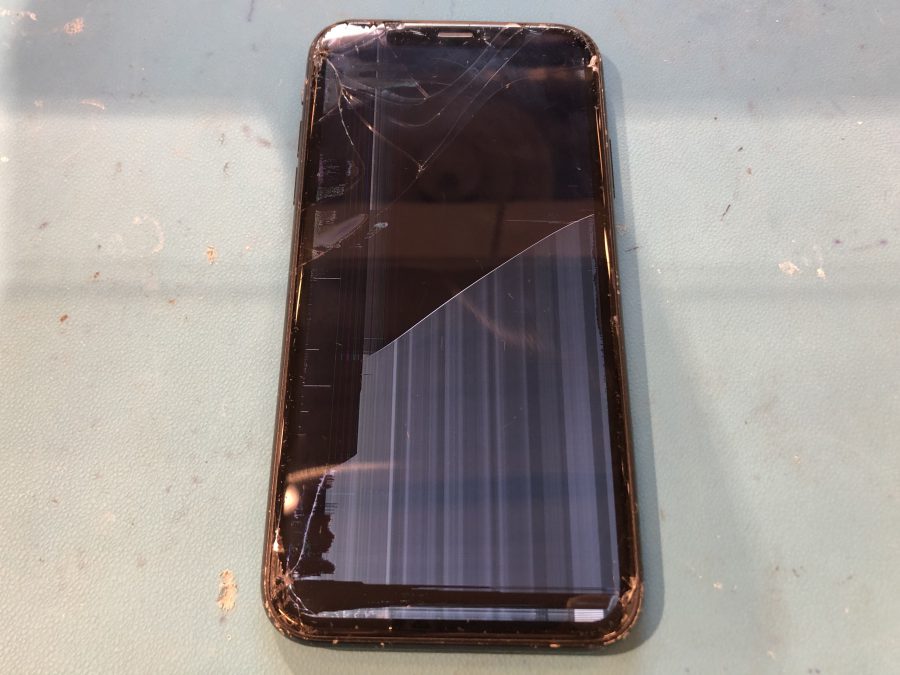 iPhoneXR（アイフォン）の液晶画面に線が入って何も見えない…。そんな状態からでもスマホ修理工房渋谷店なら直せます！