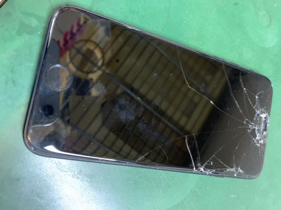 iPhoneSE2 SE3 画面割れ修理承っております！！
