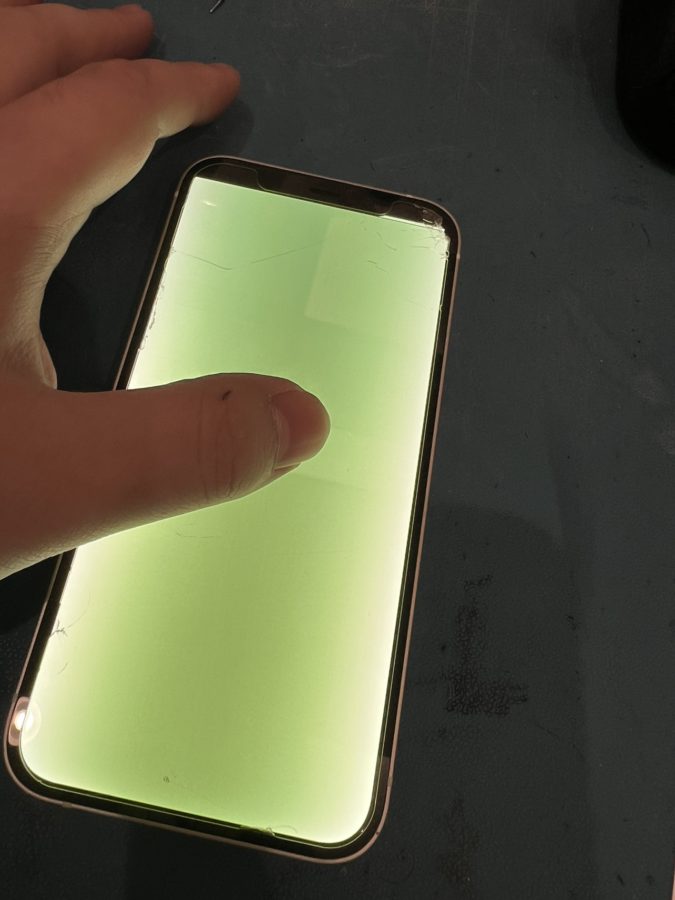 iPhone12 画面が真っ青で液晶がまともに映らない！データそのままで即日修理