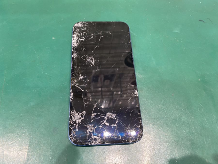 iPhone13(アイフォン)車にひかれて画面がバキバキ・液晶に変な線が出て操作が出来ない箇所がある。