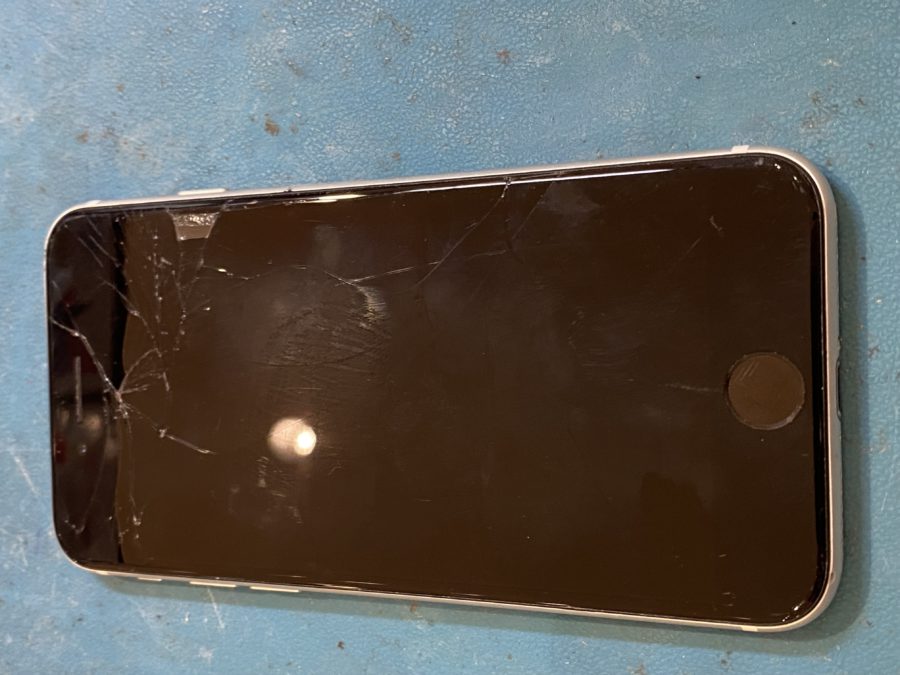 多賀城市からガラスの割れたiPhoneSE(アイフォン)お持ち込み頂きました。【スマホ修理工房仙台PARCO2店】