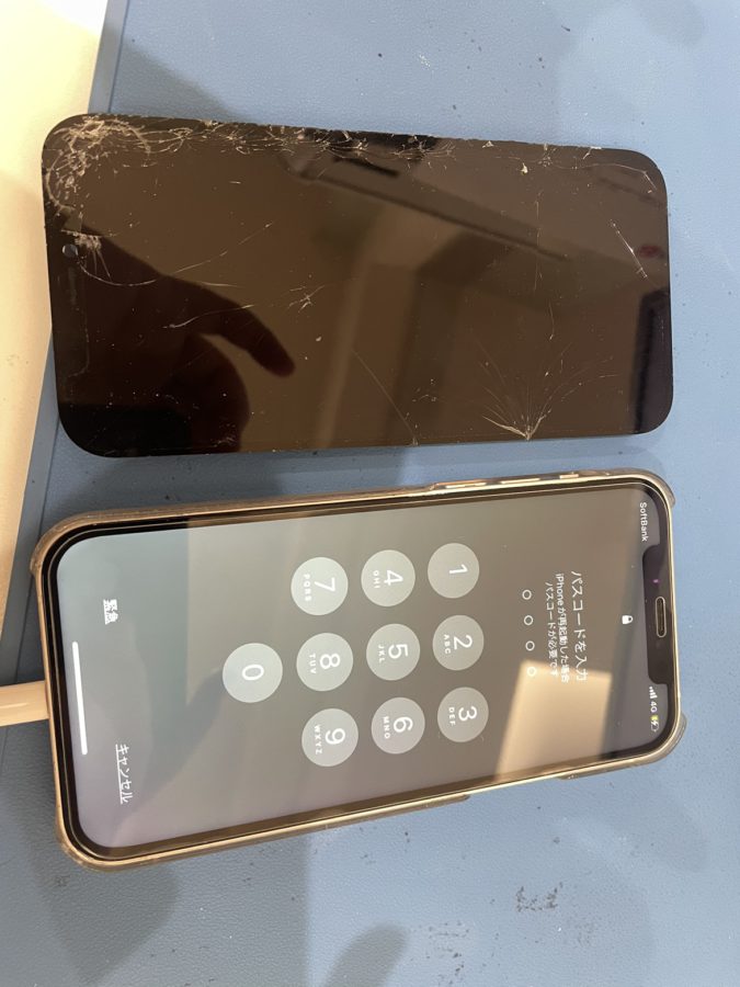 画面が割れて液晶が緑に映るiPhone12(アイフォン)の画面交換を行いました！