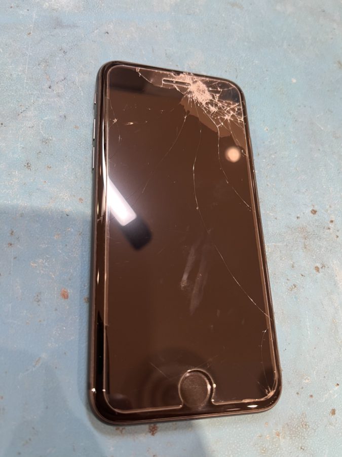 北仙台からお越しの学生様からiPhone8(アイフォン)の画面修理をお受けいたしました。【スマホ修理工房仙台パルコ2店】