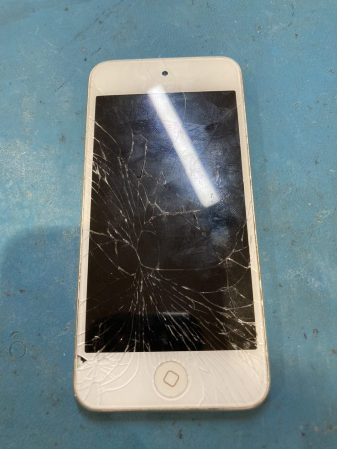 画面がバキバキ!落として割れてしまったiPodtouch6(アイポッド)修理対応を行いました!【スマホ修理工房仙台パルコ2店】