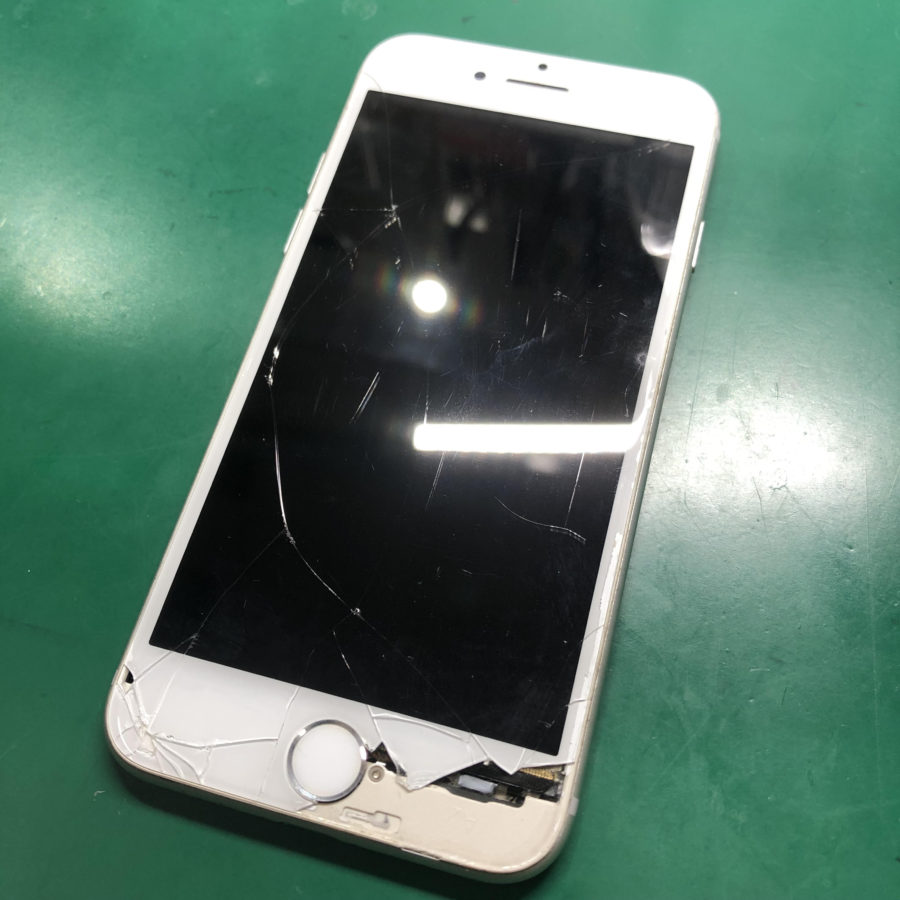 画面が割れてしまったiPhone7（アイフォン７）は、データそのまま【スマホ修理工房池袋P‘パルコ店】へ！
