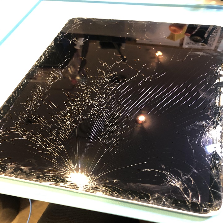 iPad Pro 11インチの画面割れ！！最短即日【スマホ修理工房池袋P‘パルコ店】へ！