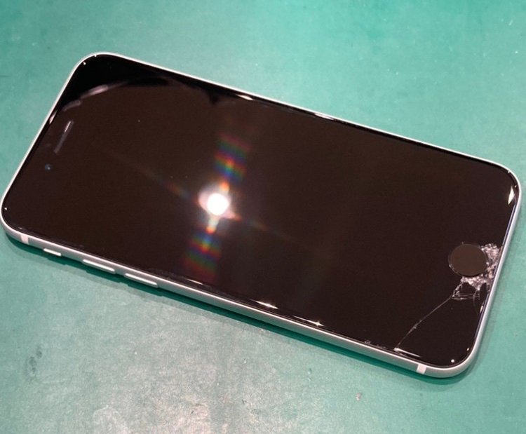 ガラス割れのiPhoneSE（アイフォン）第二世代の修理を承りました！【スマホ修理工房仙台PARCO2店】