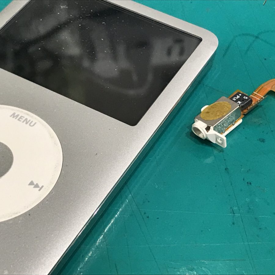 【iPod classic(アイポッド)】イヤホンの片側が聞こえなくなってしまって...【スマホ修理工房新宿PePe店】