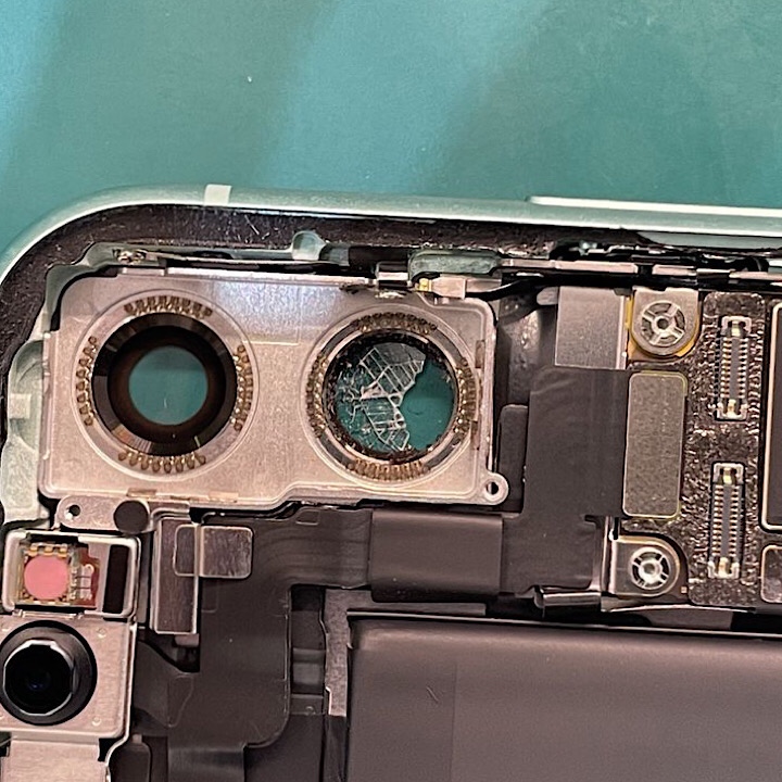 こんな場所も交換出来ちゃいます！！部分修理も当店にお任せ！　iPhone11（アイフォンイレブン）　カメラ交換