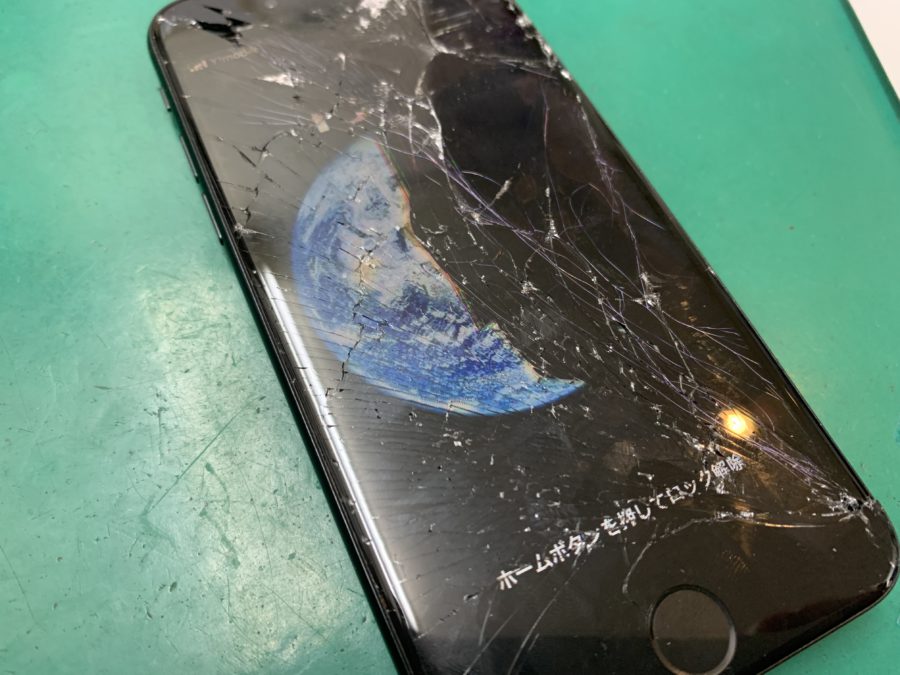 iPhone8画面割れ修理のご依頼をいただきました！