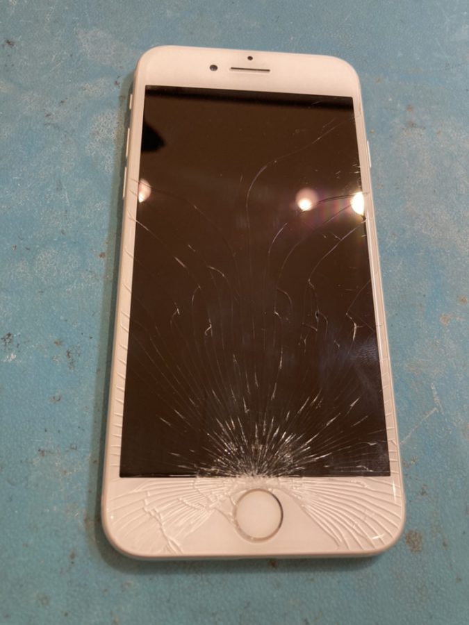 画面の大きく割れてしまったiPhone8(アイフォンエイト)修理対応を行いました!【スマホ修理工房仙台PARCO2店】
