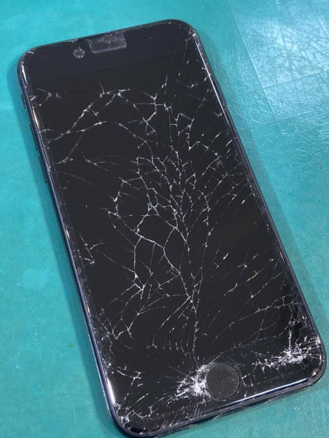割れた画面、放置は危険！是非当店へ！iPhoneSE 第3世代（アイフォン）画面交換【スマホ修理工房ココリア多摩センター店