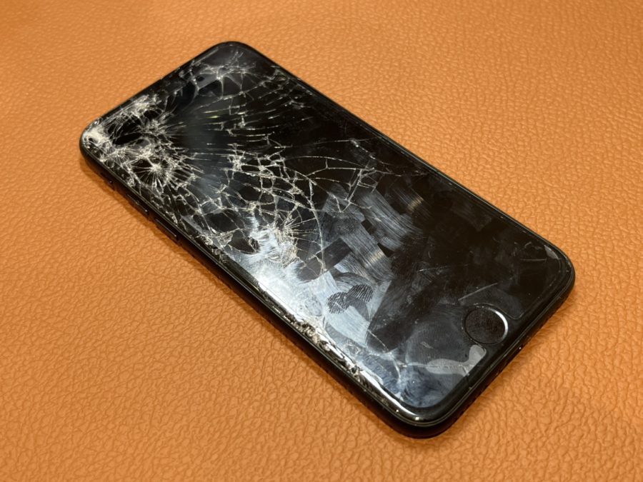 若林区からガラス割れの激しいiPhone7(アイフォンセブン)をお持ち込み頂きました。【スマホ修理工房仙台PARCO2店】