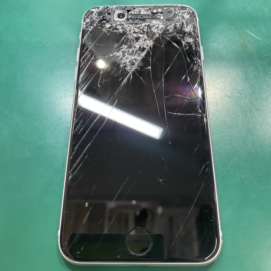 iPhoneSE3（アイフォンSE第３世代）の画面修理、【スマホ修理工房池袋P‘パルコ店】へ！