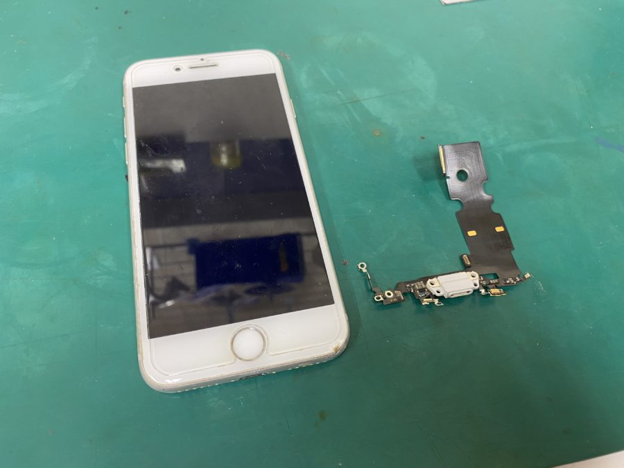 iPhone8(アイフォン)充電ができない。充電ケーブルを交換しても変わらない。そんな時は【スマホ修理工房西大島店】へ
