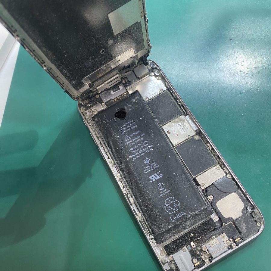 意外としっかり汚れてるかも！iPhone6S(アイフォーン)の内部クリーニングは【スマホ修理工房池袋P‘パルコ店】へ！