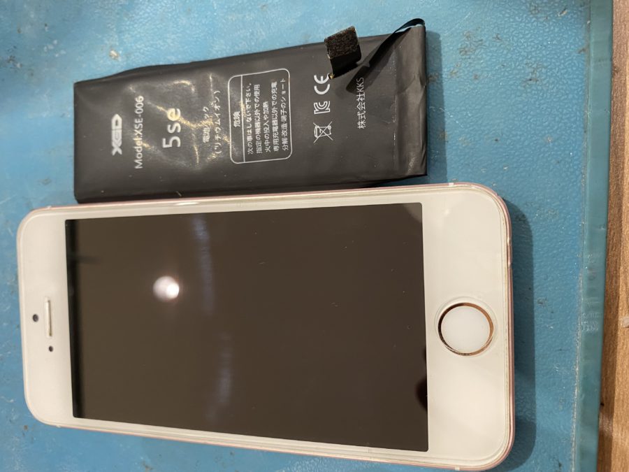 バッテリーが膨らんでしまったiPhoneSE（アイフォンエスイー）のバッテリー交換を行いました!
